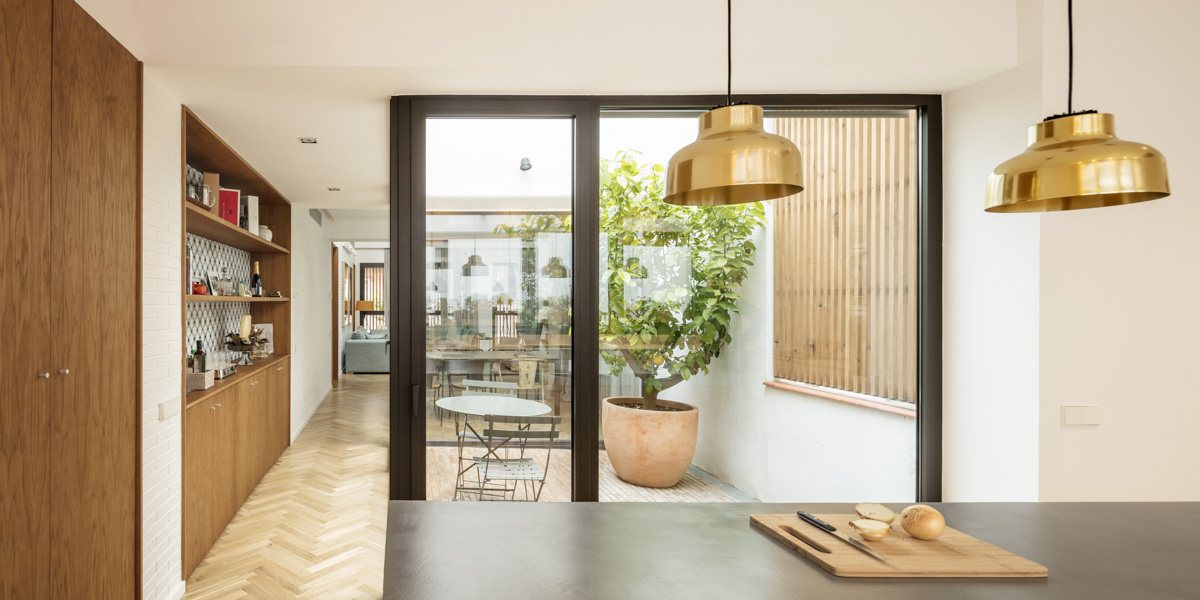 Loft reformado en Barcelona con espacio abierto y materiales industriales