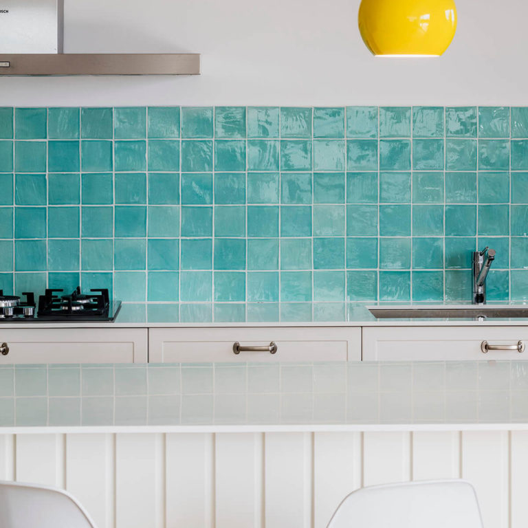 Vista frontal de la cocina. Detalle del alicatado esmaltado color azul.